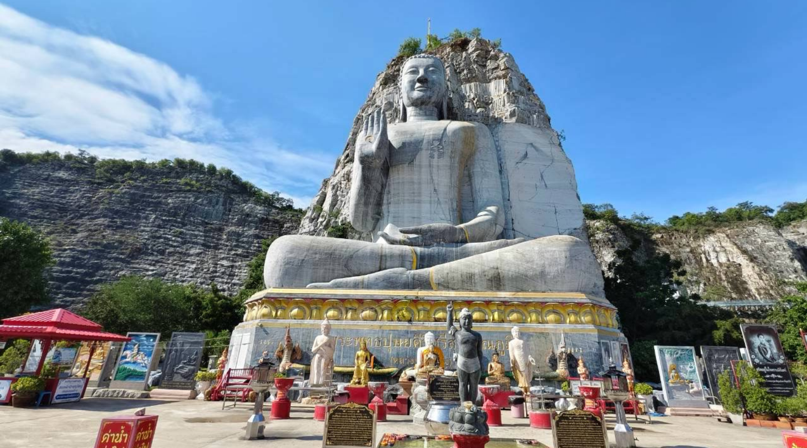 ワット カオタムティアム｜巨大岩壁仏